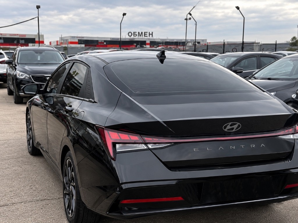 Hyundai Elantra 2024 с пробегом, вид сзади